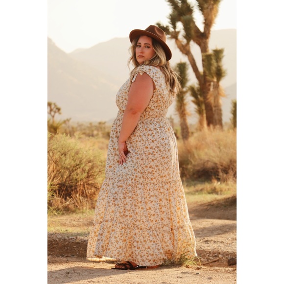 Plus Size Floral Maxi Dress - Picture 5 of 7